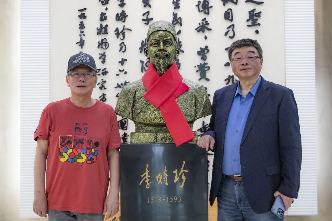 台湾爱国学者邱毅博士莅临本草纲目园